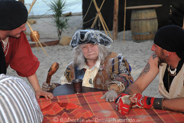 Einugige Piratin Portrt in Bunttracht