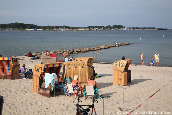 Eckernfrde Sandstrand Krbe Wasser Meeresbucht Landschaft an der Ostsee Frde Urlauber Bild am Meer