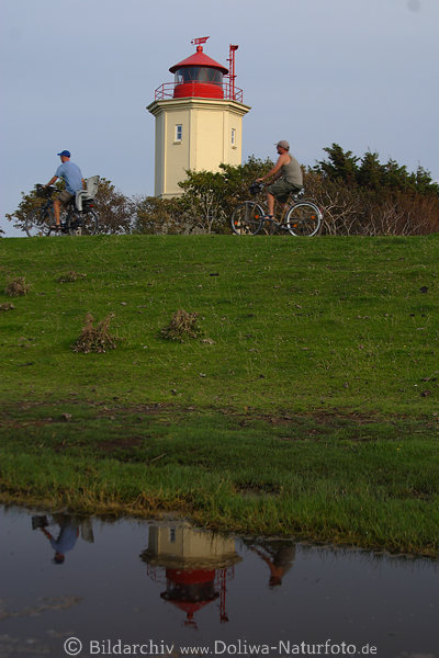 Hakenorth Leuchtturm Fehmarn Deich-Radfahrer Spiegelung im Wasser Markelsdorfer Huk