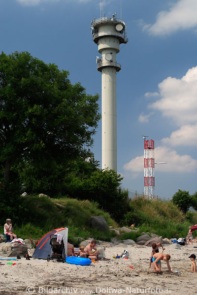 Fehmarn Naturstrand Urlauber Kinder Sandspiele unter Sendeturm der Ostkste