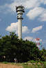 706889_Fehmarn Urlauber eingeschlafen eingedst im Schatten der Bume Strandnhe unter Turm Sendemast der Ostkste