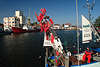 706825_Heiligenhafen Fischer prfen Netze auf Fischkutter Flaggen Portblick Fischereiport