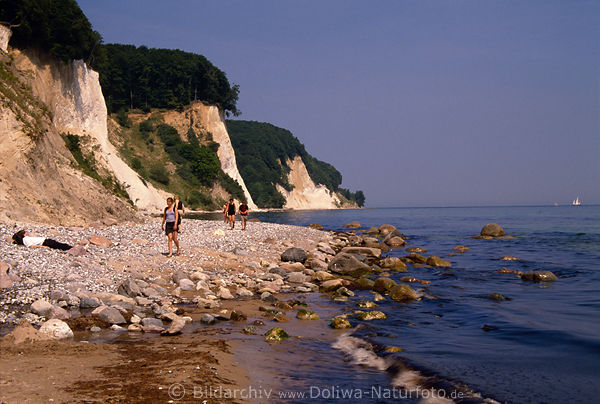 Kieselstrand Insel Rgen Wanderer unter Kreidefelsen Ostseekste Wasser Meerufer