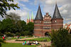 Lübecker Parkwiese vor Holstentor Frühling-Picknick in historischen Altstadtkulisse