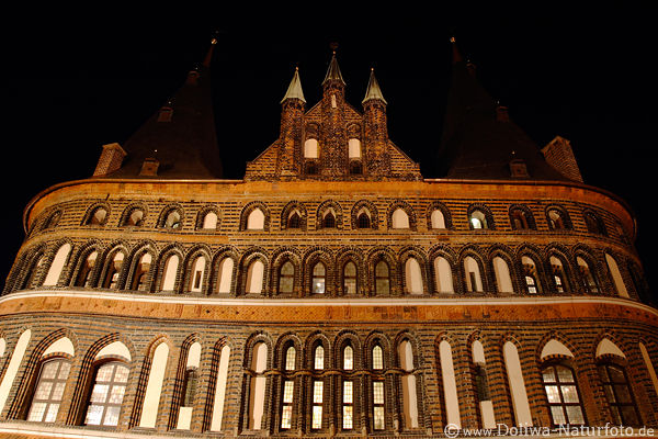 Holstentor-Mauer Fassade Nachtfoto von unten Altlübeck imposantes Bauwerk