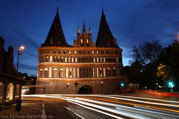Lbeck Nachtlichter Strassenverkehr um Holstentor Lichtspuren Nachtfoto