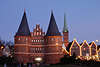 610499_ Holstentor von Lübeck Fotografie mit Altstadt Weihnachtszeit Abendlichter in Dämmerung