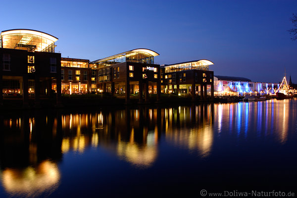 übeck Trave Nachtstimmung moderne Architektur-Lichter Wasserspiegelung unter Blauhimmel