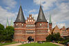 Altstadt-Trme Lbecker Holstentor Grnwiese Besucher vor historischem Backsteinbau