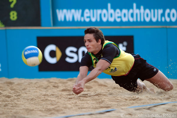Beachvolleyballer auf Sand Flugparade