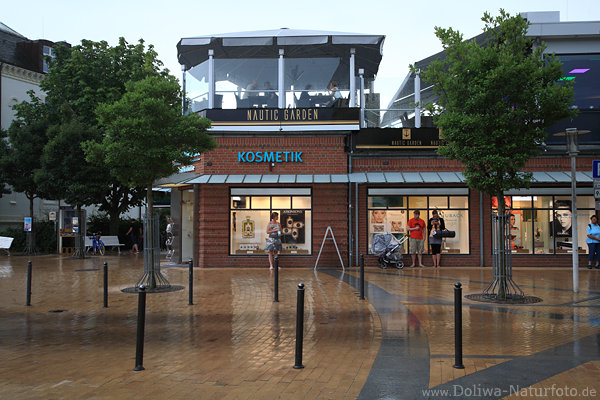 Timmendorfer Strand Fussgngerzone Regen Straenglanz am Restaurant Nautic Garden