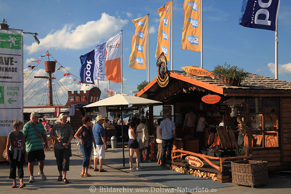 Travemnderwoche Promenade Flammlachs-Htte unter Fahnen Schiffsmast Ostsee Hafenfest maritime Landschaft