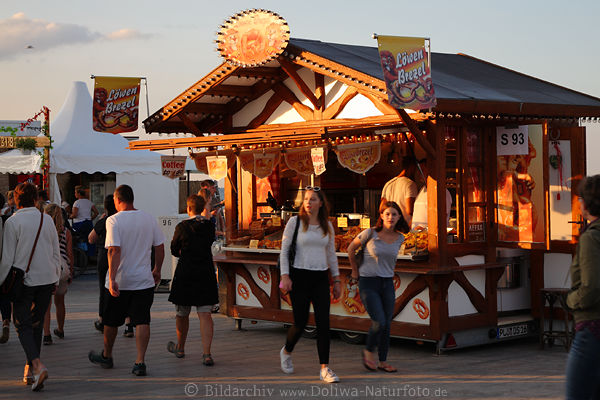 Brezelhtte Promenade-Stand Mdchen Travemnderwoche Besucher Ostsee
