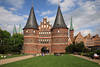 Altstadt Lbeck Holstentor Frhlingswiese Besucher Relax in historischen Kulisse