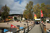 Titisee Landbrcke Besucher Strand Uferbume Herbst Landschaft Bild